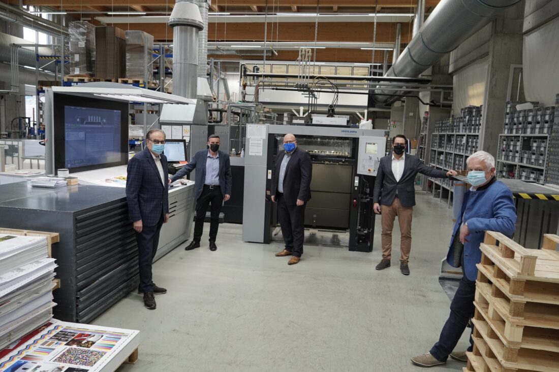 Vertragsunterzeichnung im Kompetenzzentrum der Kromer Print AG: Theo Kromer, Andy Amrein (CEO), Jörg Sennrich (Präsident ATV), Michael Mare (Director Sales & Business Development), Marcel Suter (Leiter Mittelbeschaffung ATV) (v.l.n.r.) © Aargauer Turnverband