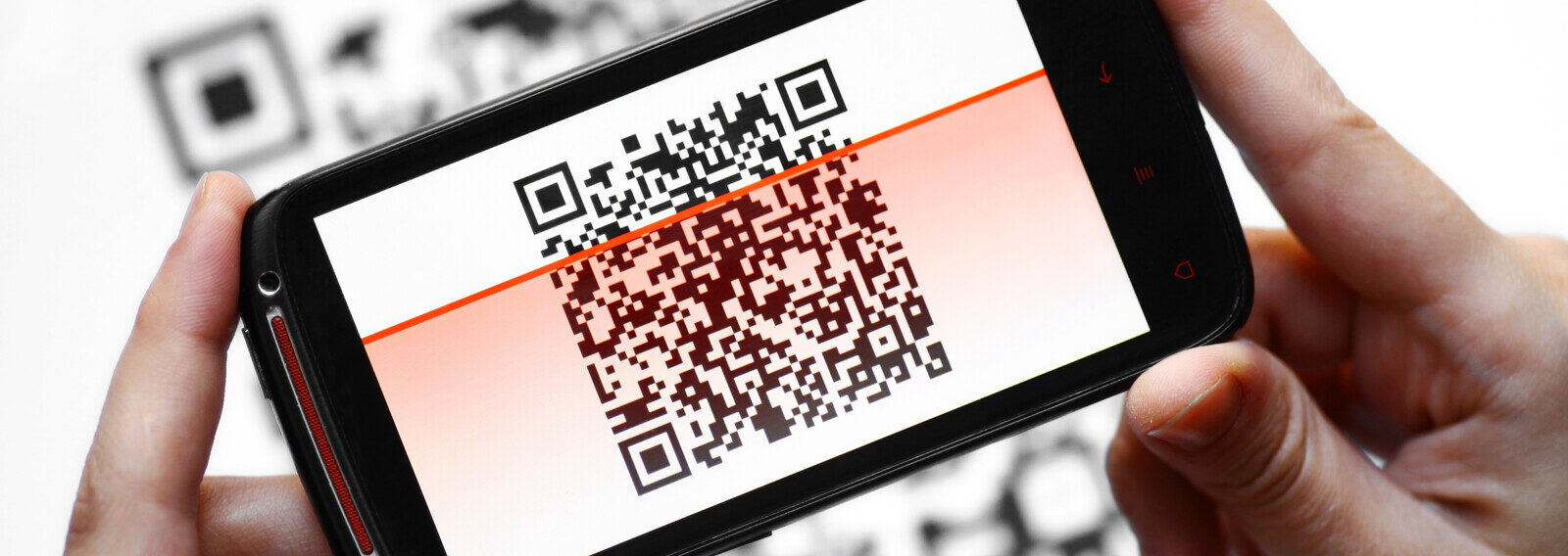 Auch in unseren Kundenshops kann die Code-Generierung integriert werden. Wir arbeiten auch mit Spezialsoftware für Stapelverarbeitung, so dass Drucksachen mit automatisch erstellten und dynamischen Codes bestellt werden können. Somit ist beispielsweise die Frankierung von Mailings ebenso möglich wie die Ergänzung mit Codes bei Plakatkampagnen, Einzahlungsscheinen, Flyern oder Visitenkarten. © Can Stock Photo / bizoon